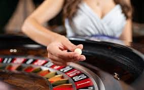 Diagram hierarki tangan Poker Indonesia dan peraturan taruhan dasar